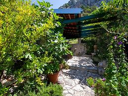 Luxurious Holiday Home in Makarska with Hot Tub