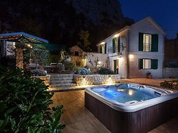 Luxurious Holiday Home in Makarska with Hot Tub