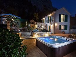 Luxurious Holiday Home in Makarska with Hot Tub