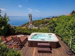 Luxurious Holiday Home in Makarska with Hot Tub