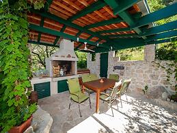 Luxurious Holiday Home in Makarska with Hot Tub