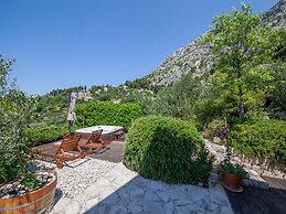 Luxurious Holiday Home in Makarska with Hot Tub