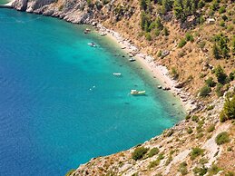 Luxurious Holiday Home in Makarska with Hot Tub