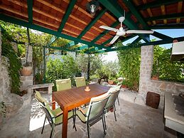 Luxurious Holiday Home in Makarska with Hot Tub