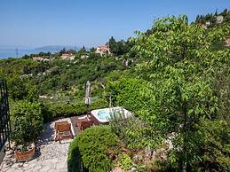 Luxurious Holiday Home in Makarska with Hot Tub