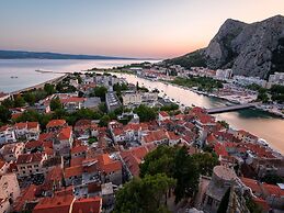 Luxurious Holiday Home in Makarska with Hot Tub