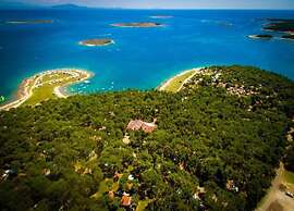 Modish Apartment in Murter with Hot Tub