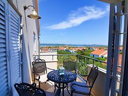 Modish Apartment in Murter with Hot Tub