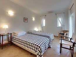 Villa in Carvoeiro With Swimming Pool