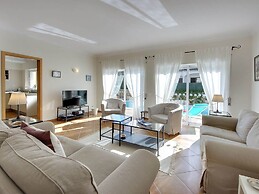 Villa in Carvoeiro With Swimming Pool