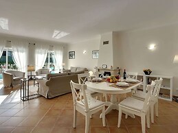 Villa in Carvoeiro With Swimming Pool