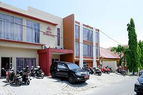 RedDoorz @ Hotel Grand Aulia Majene