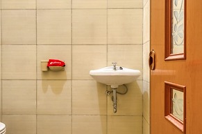 RedDoorz Syariah near Kebon Rojo Park Blitar