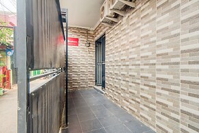 RedDoorz near Graha Cijantung Mall