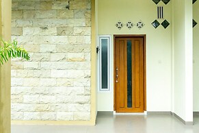 RedDoorz near Benteng Van Den Bosch