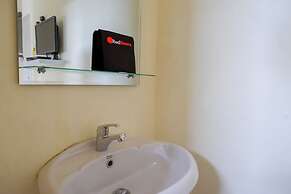 RedDoorz Hostel near Kota Lama Semarang