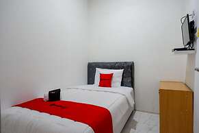 RedDoorz Hostel near Kota Lama Semarang