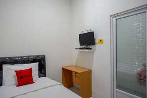 RedDoorz Hostel near Kota Lama Semarang