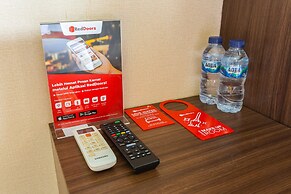 RedDoorz Apartment @ Gateway Cicadas