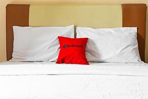 RedDoorz Apartment @ Gateway Cicadas