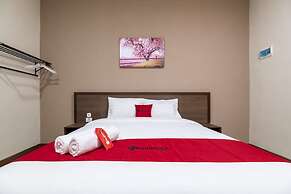 RedDoorz Plus near Ronggowarsito Museum Semarang