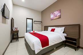 RedDoorz Plus near Ronggowarsito Museum Semarang
