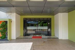 RedDoorz Plus near Hotel Benua Kendari