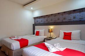 RedDoorz Plus near Hotel Benua Kendari