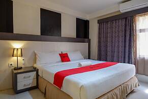 RedDoorz Plus near Hotel Benua Kendari