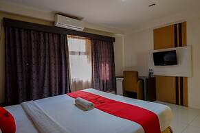 RedDoorz Plus near Hotel Benua Kendari