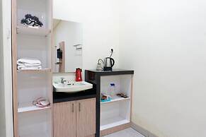 RedDoorz Syariah near Sultan Muhammad Kaharuddin Airport