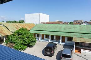 RedDoorz Syariah near Sultan Muhammad Kaharuddin Airport