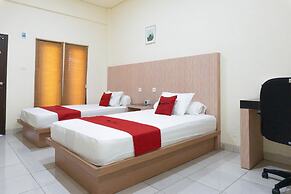 RedDoorz Syariah near Sultan Muhammad Kaharuddin Airport