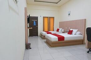 RedDoorz Syariah near Sultan Muhammad Kaharuddin Airport