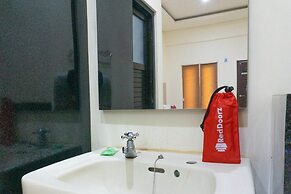 RedDoorz Syariah near Sultan Muhammad Kaharuddin Airport