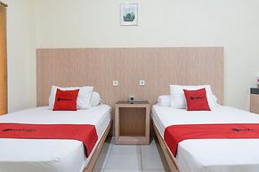 RedDoorz Syariah near Sultan Muhammad Kaharuddin Airport