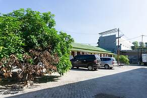 RedDoorz Syariah near Sultan Muhammad Kaharuddin Airport