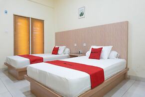 RedDoorz Syariah near Sultan Muhammad Kaharuddin Airport