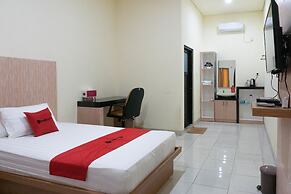 RedDoorz Syariah near Sultan Muhammad Kaharuddin Airport