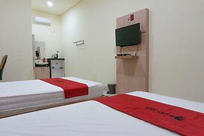 RedDoorz Syariah near Sultan Muhammad Kaharuddin Airport
