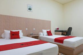 RedDoorz Syariah near Sultan Muhammad Kaharuddin Airport