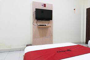 RedDoorz Syariah near Sultan Muhammad Kaharuddin Airport