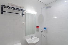 RedDoorz Premium @ Hotel Hebat