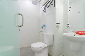 RedDoorz Premium @ Hotel Hebat