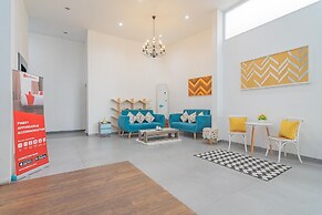 RedDoorz Premium @ Hotel Hebat