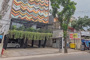 RedDoorz Premium @ Hotel Hebat