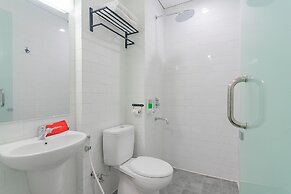 RedDoorz Premium @ Hotel Hebat