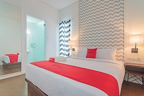 RedDoorz Premium @ Hotel Hebat