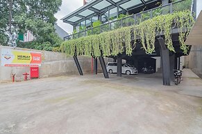 RedDoorz Premium @ Hotel Hebat