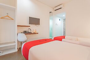 RedDoorz Premium @ Hotel Hebat